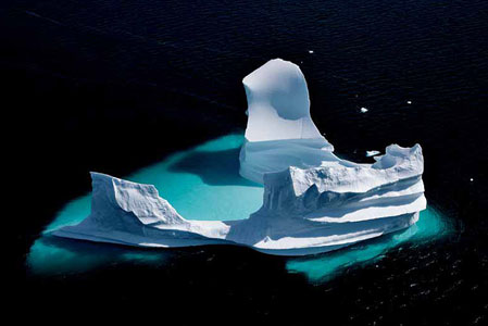 Iceberg rod drivant dans la mer du Labrador au large du Groenland, Danemark