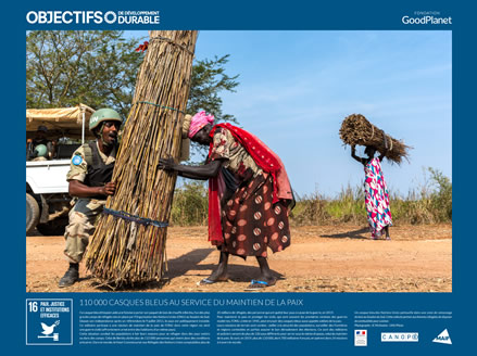 Un casque bleu des Nations Unies patrouille dans une zone de ramassage de bois au Soudan du Sud. Cette collecte permet aux femmes rfugies de disposer de combustible pour cuisiner.