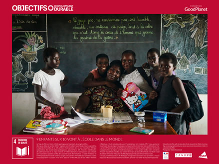 L'éducation des filles, salle de classe dans l'école du quartier de Tokoin à Lomé au Togo. La photographie a été prise durant une mission humanitaire d'aide à la scolarisation des filles.