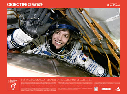 L'astronaute française Claudie Haigneré dans le vaisseau Soyouz après son atterrissage en 2001. Elle revenait de sa seconde mission de 10 jours, dans l'ISS (Station Spatiale Internationale).